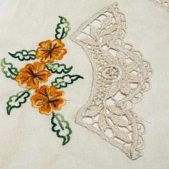 Vintage Oval Doily Centrepiece  Embroidery Linen Floral - Picture 4 of 6